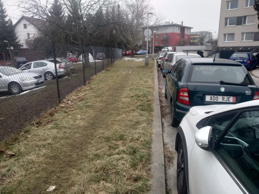 Zde by mohla vzniknout šikmá stání. Pokud MČ získá přilehlý pozemek.